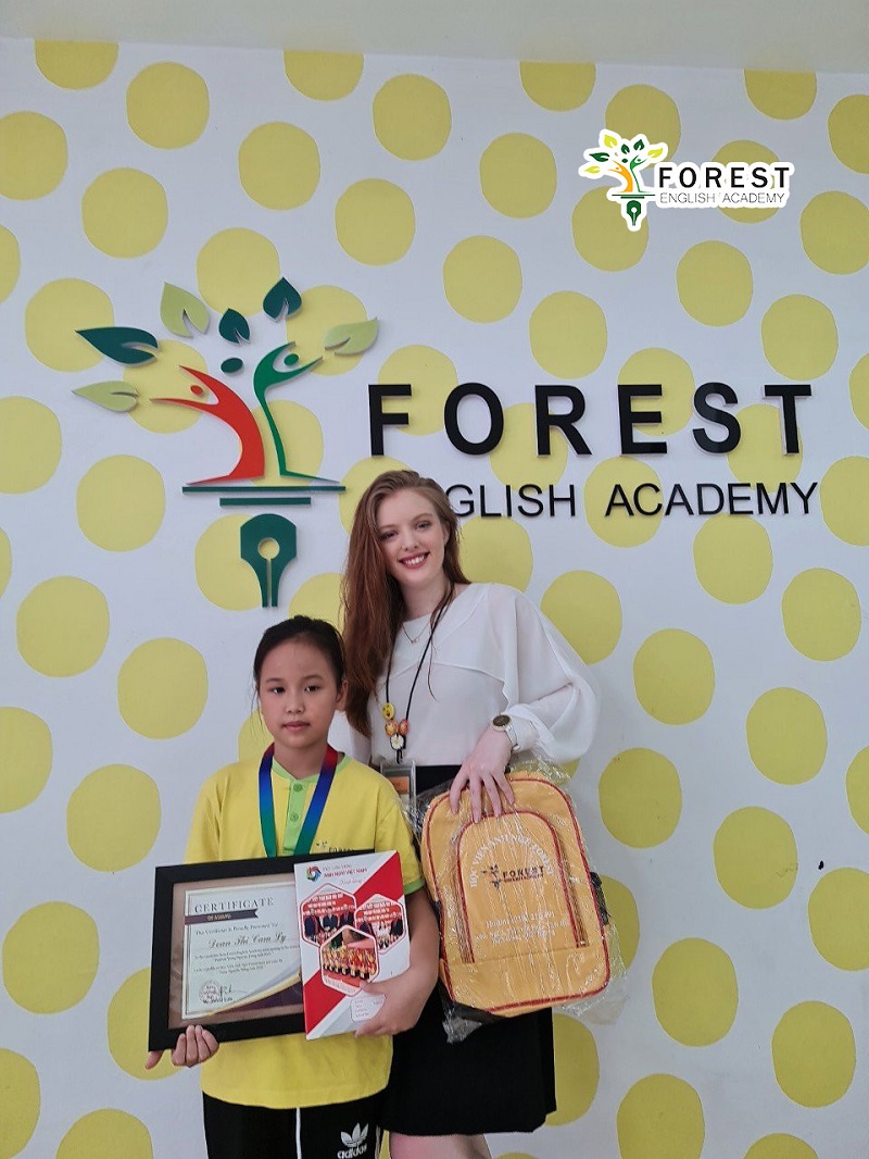 Forest English trao quà cho các học viên 